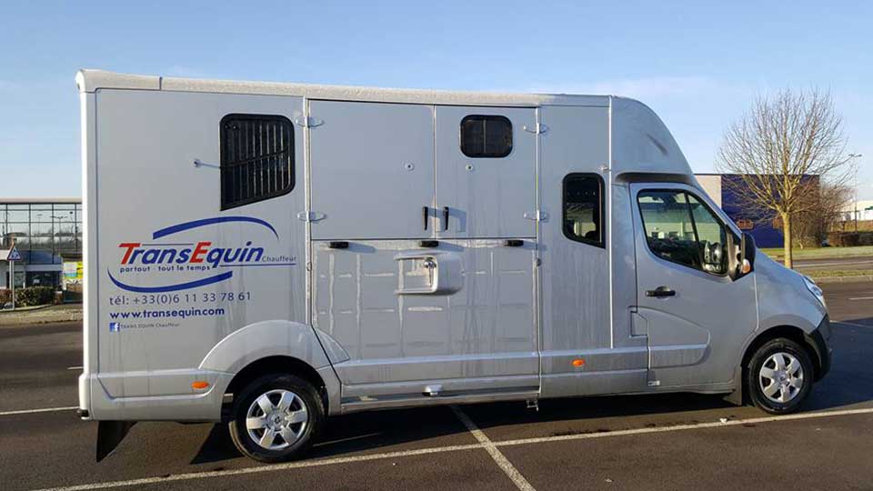 Photo camion TransEquin chauffeur de profil