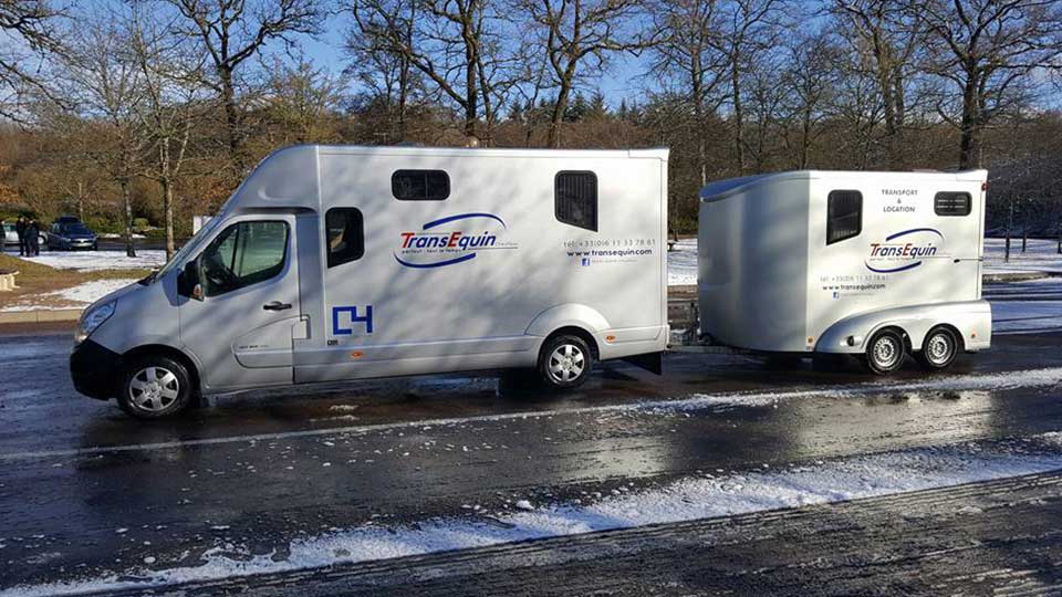 Photo camion TransEquin chauffeur sous la neige