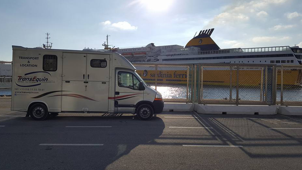 Photo camion TransEquin chauffeur au port